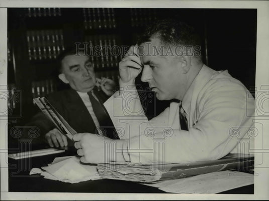 1941 Press Photo Robert C. McManus & Sen. Joseph C. O'Mahoney (left, background) - Historic Images
