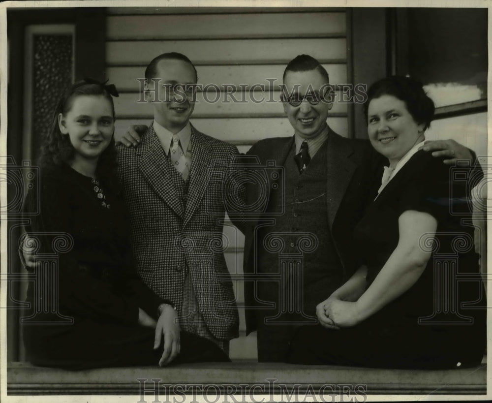 1937 Press Photo Claude Pineo with his wife, son and daughter - Historic Images