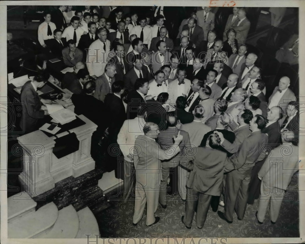 1947 Press Photo Wash DC Rep J Percy Priest of TN  as Senate adjourns - Historic Images