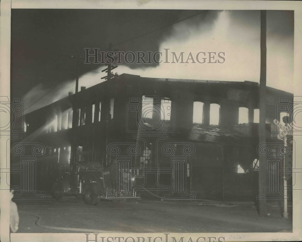 1945 Press Photo Three alarm fire at Columbia Iron Works Artillery shell plant - Historic Images