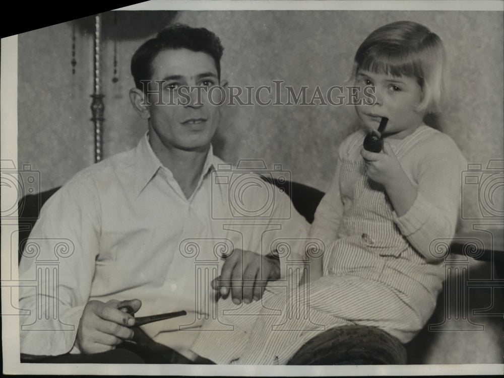 1935 Press Photo Dominick Orlandi &amp; 4-year old daughter pipe smoker Gloria Mae - Historic Images