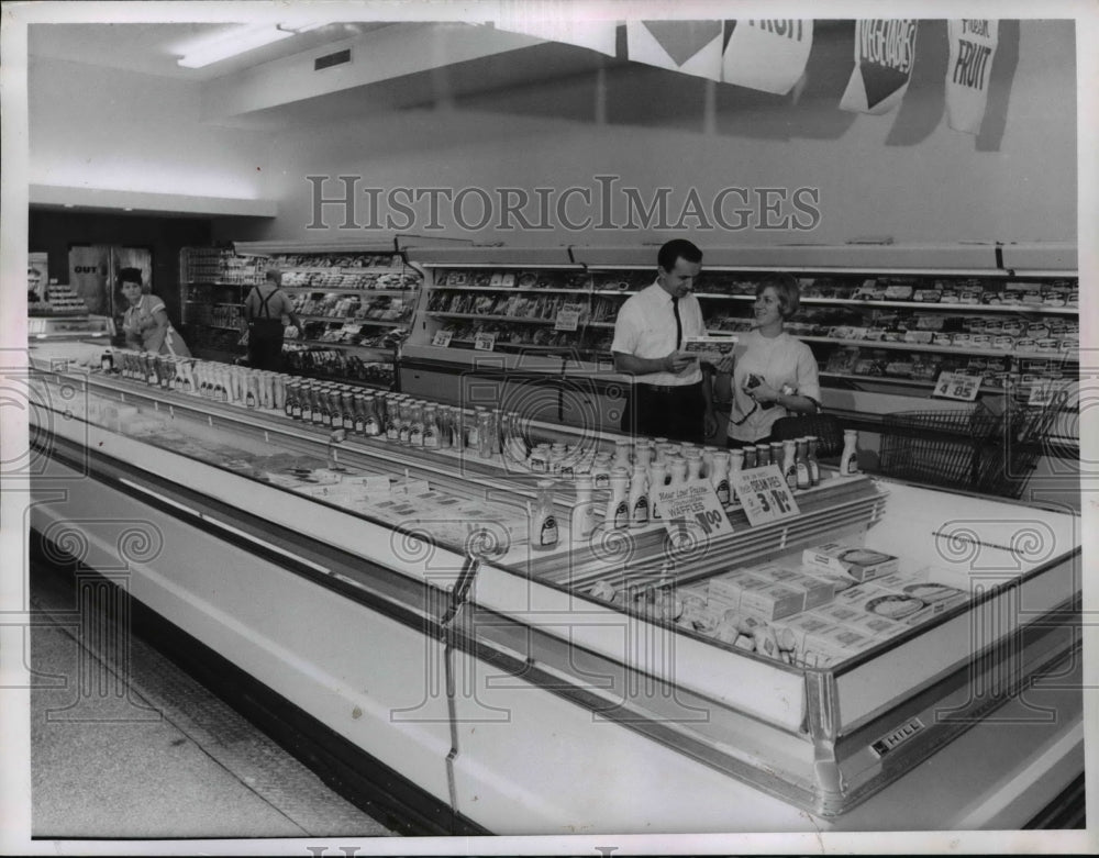 1966 Press Photo Steve Cingel, Asst. MAnager at the Pic-n-Pay Store. - Historic Images