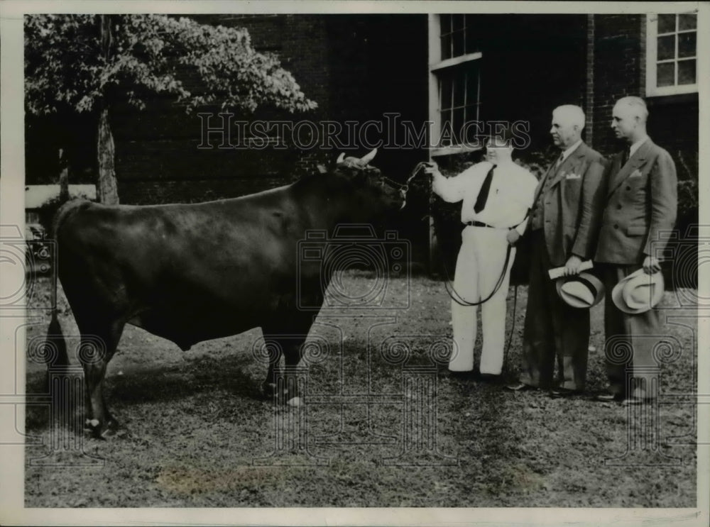 1938 Press Photo  Perry B. Gaines (L), John Shelton (R) and Foremost High Flyer - Historic Images