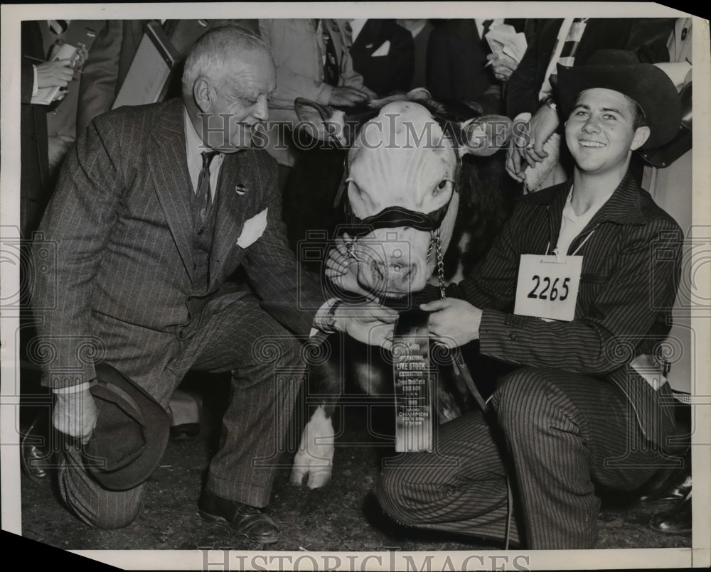 1950 Press Photo Chicago Lloyd Robinson, Jess Andrews &amp; steer at Intnal show - Historic Images