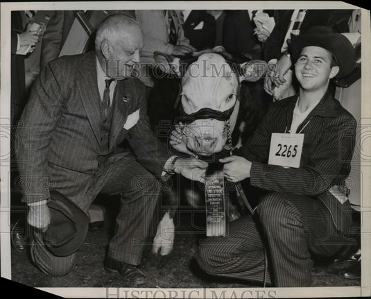 1950 Press Photo Chicago Lloyd Robinson, Jess Andrews & steer at Intnal show - Historic Images