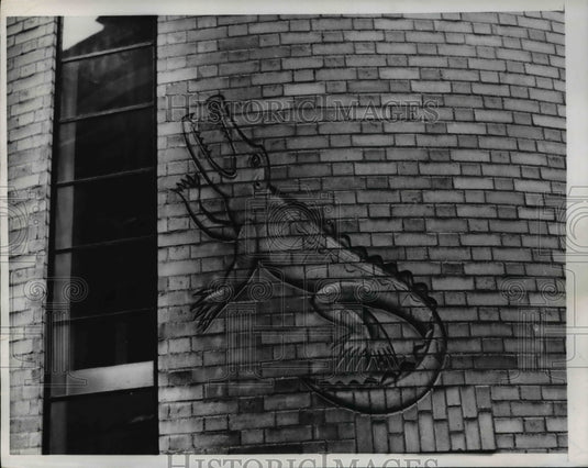 1957 Press Photo Peter Kapitza's crocidile art on Cambridge Mond Lab wall - Historic Images