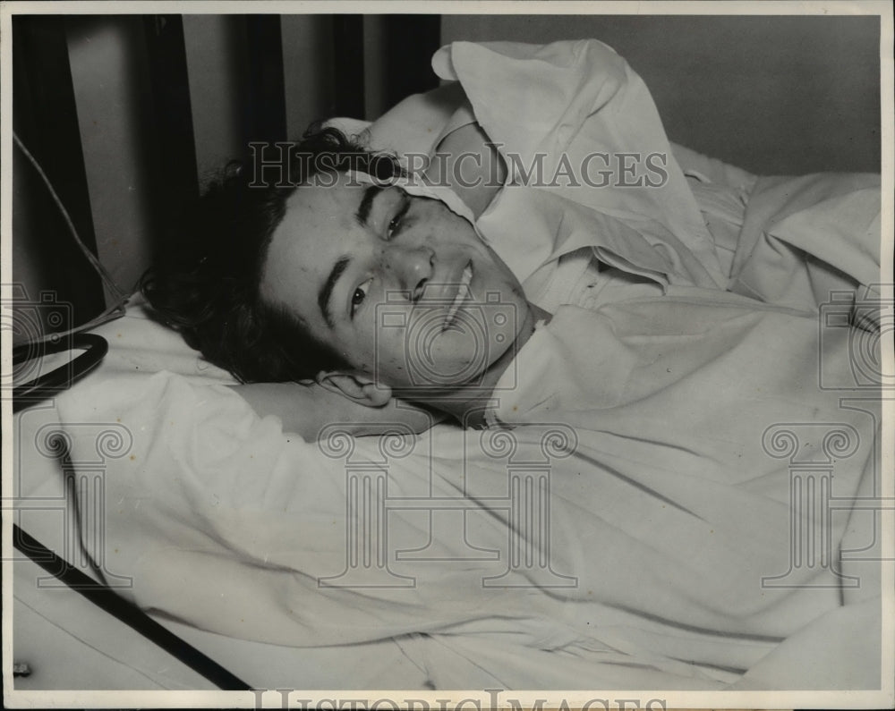 1942 Press Photo John H. Zybura at the hospital after he saved his own life-Historic Images