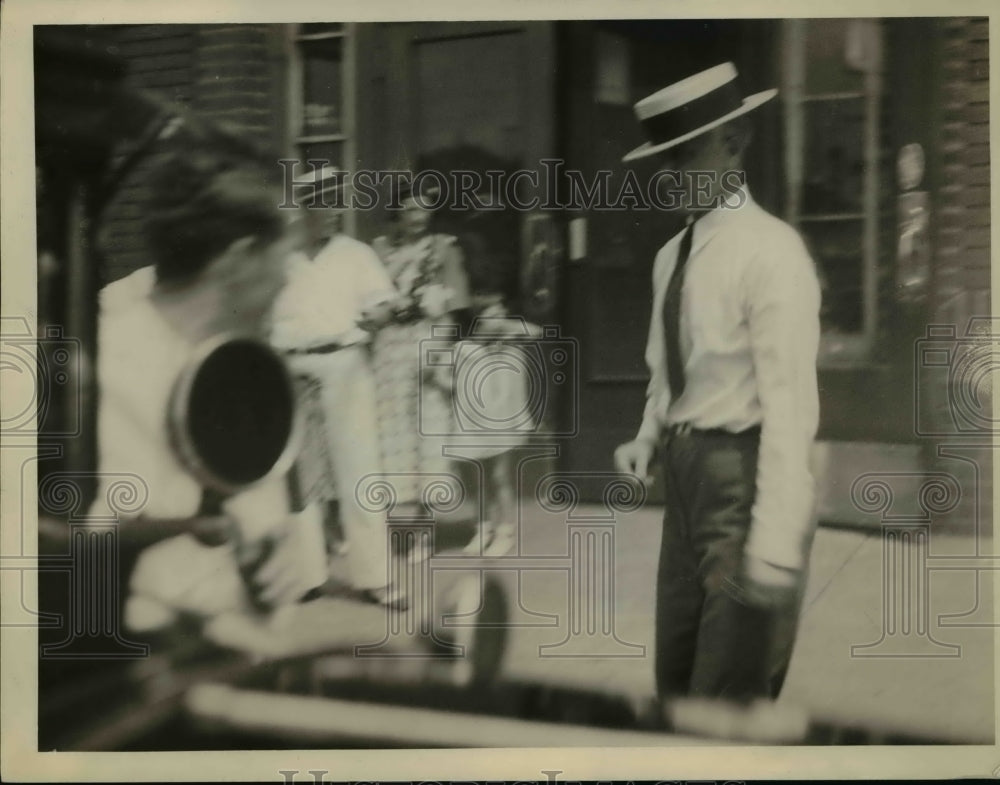 1934 Press Photo Theodore Zillmer about to enter Squad con - Historic Images