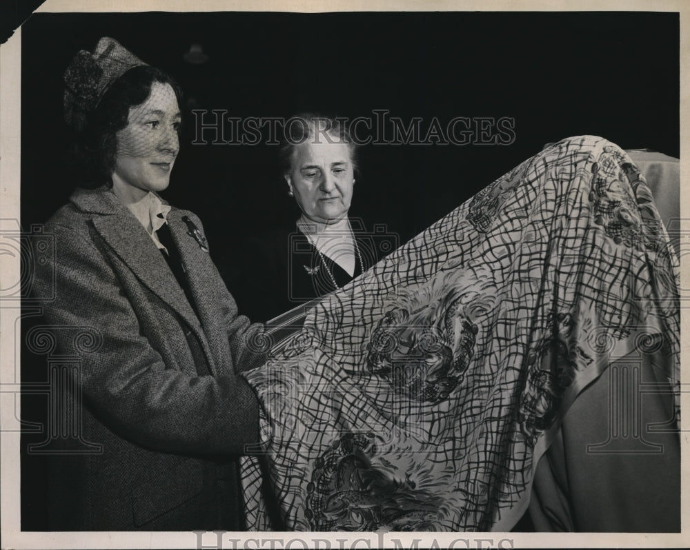 1947 Press Photo of L-R Mrs. Elmer Pfeffer and Mrs. Gertrude Schwartz. - Historic Images