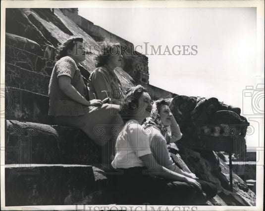 1940 Press Photo of four women from Stephens College sit an Aztec pyramid. - Historic Images