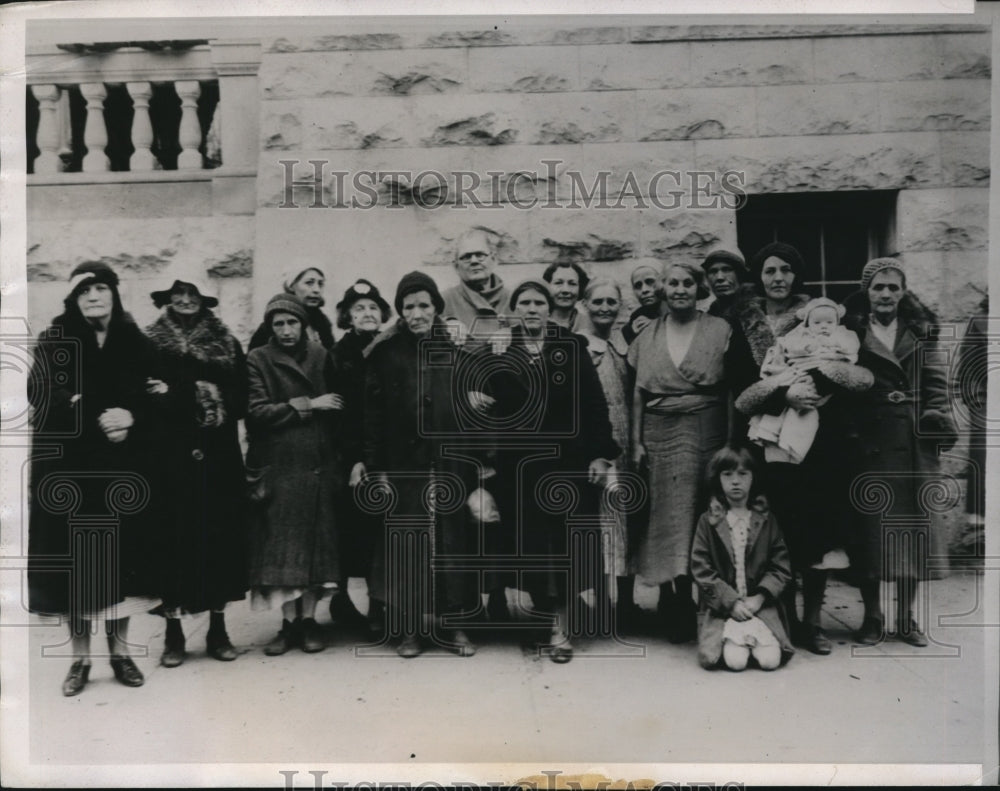 1935 Press Photo Some of the women and children who besieged the courtyard - Historic Images