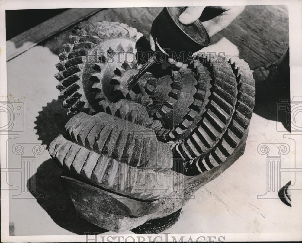 1937 Press Photo Gigantic drill bit head to core thru rock strata - Historic Images