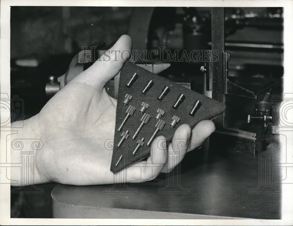 1943 Press Photo James A. Beard manufacturing small objects for armed forces - Historic Images