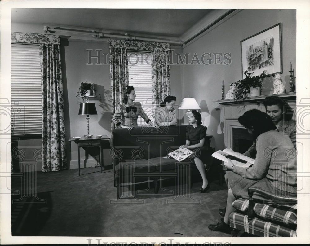 1943 Press Photo Hunter College Students visit the room of President Roosevelt - Historic Images