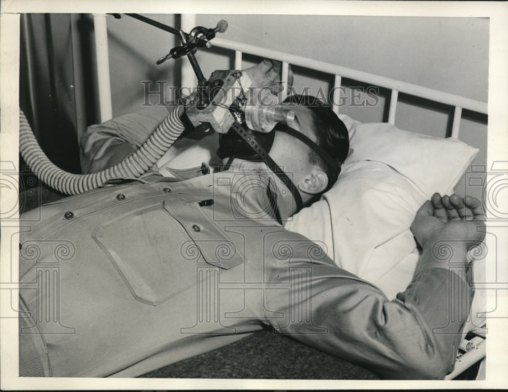 1941 Press Photo Private Wayne Stacy in Metabolism Test in Army Vitamin Research - Historic Images