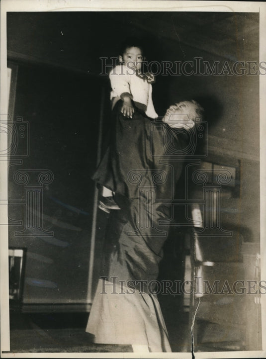 1936 Press Photo Admiral Keisuke Okada Japan Premier Plays with Grandson - Historic Images