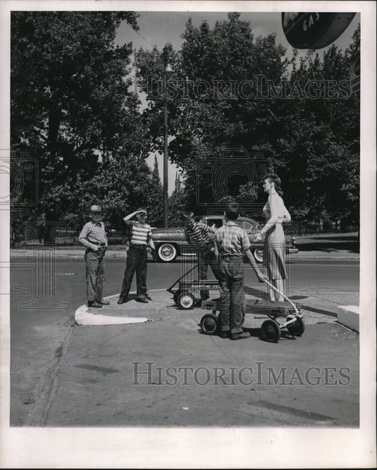 1954 Press Photo The neighborhood boys aren't sure on Una the talking mannequin. - Historic Images