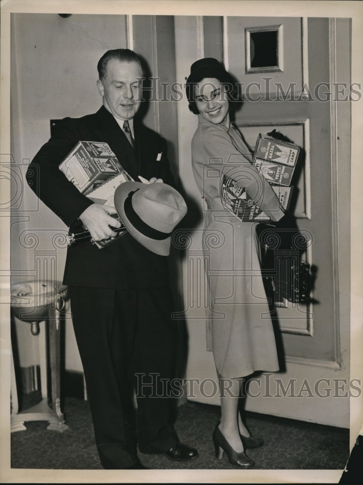 1936 Press Photo Mr &amp; Mrs Haddon S Robbins on Night Picture Hunt in NYC - Historic Images