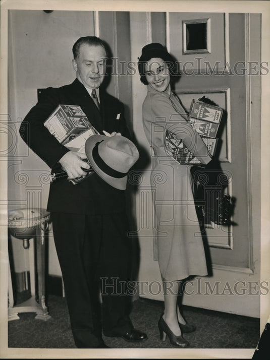 1936 Press Photo Mr & Mrs Haddon S Robbins on Night Picture Hunt in NYC - Historic Images