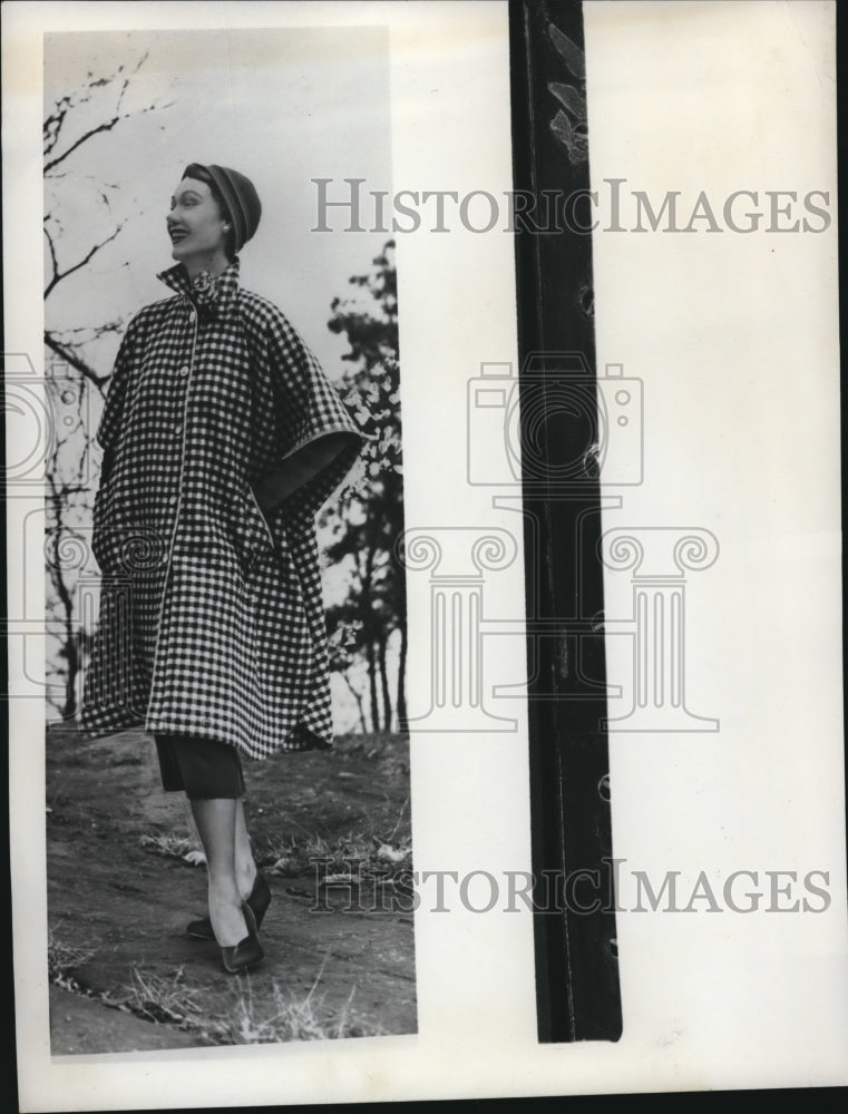 1949 Press Photo A model in  a checkered fashion coat - Historic Images