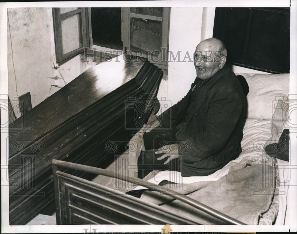 1955 Press Photo Giovanni Fabbri, Preparing for After Life - Historic Images