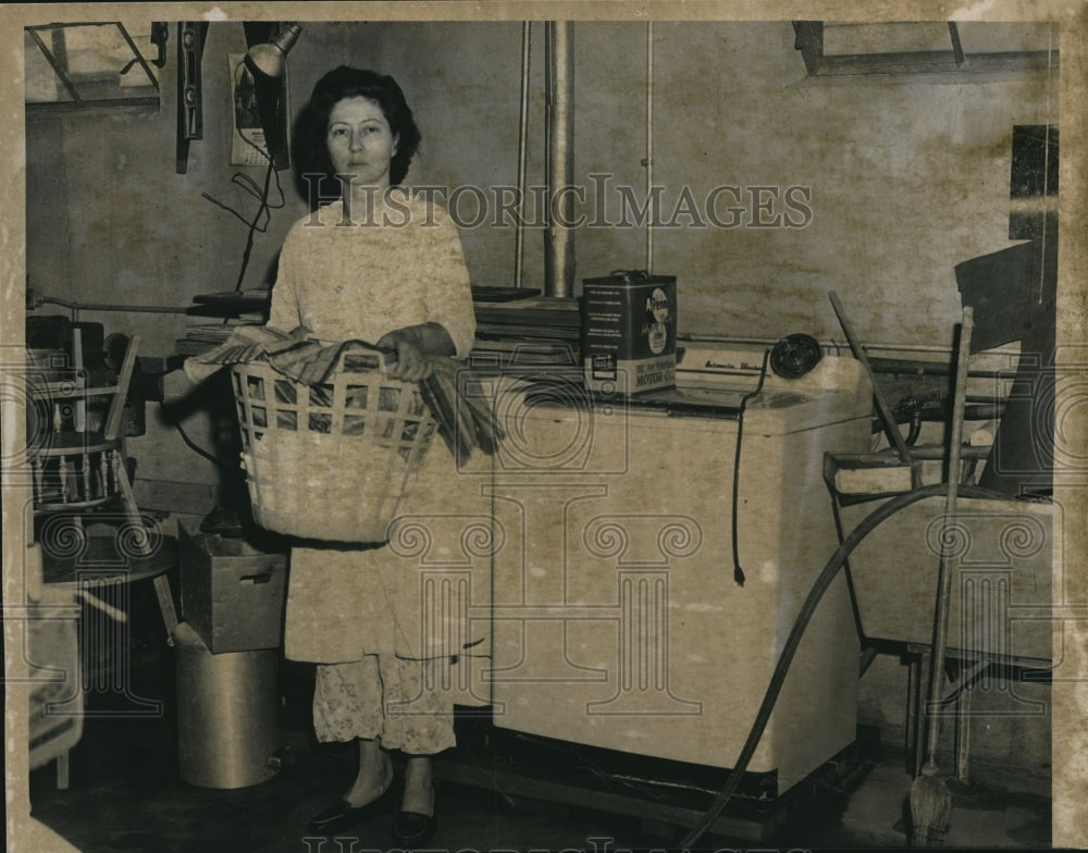 1961 Press Photo Mrs. Joseph Yerich&#39;s Basement Problem - Historic Images