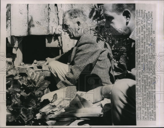 1963 Press Photo Looking for Marina District Area for a plague-infested rats. - Historic Images