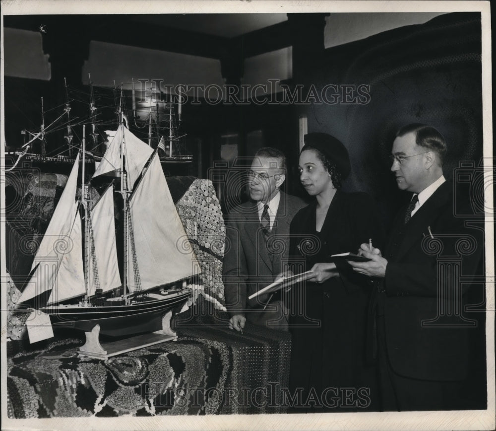 1945 Press Photo of Judges at hobby show L-R:Mr. Albert C. Young, Mrs. Florence - Historic Images