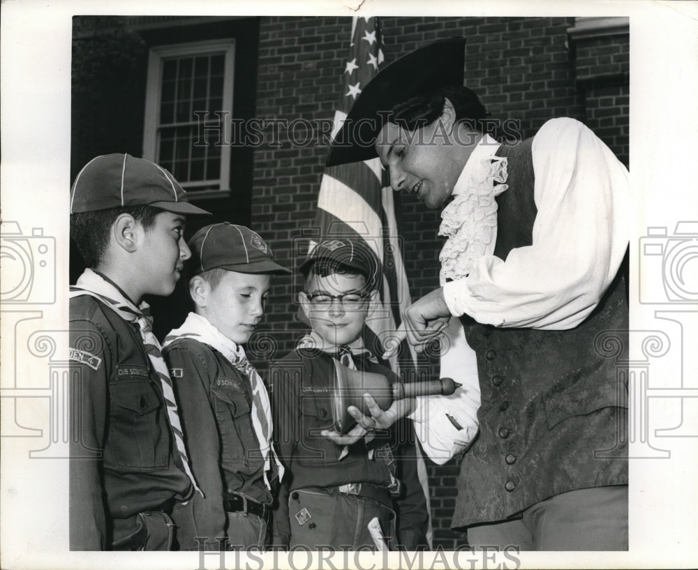 1965 Press Photo of Bill young in colonial garb with three Cub Scouts at the - Historic Images