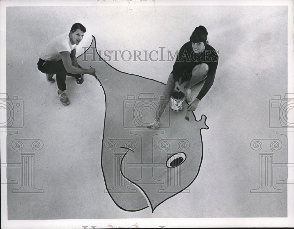 1965 Press Photo of Carol Young and Doug Theis panting a whale mural - Historic Images