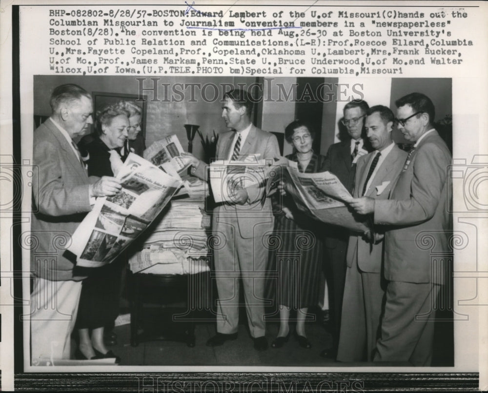 1957 Press Photo of Edward Lambert of the University of Missouri handing news - Historic Images