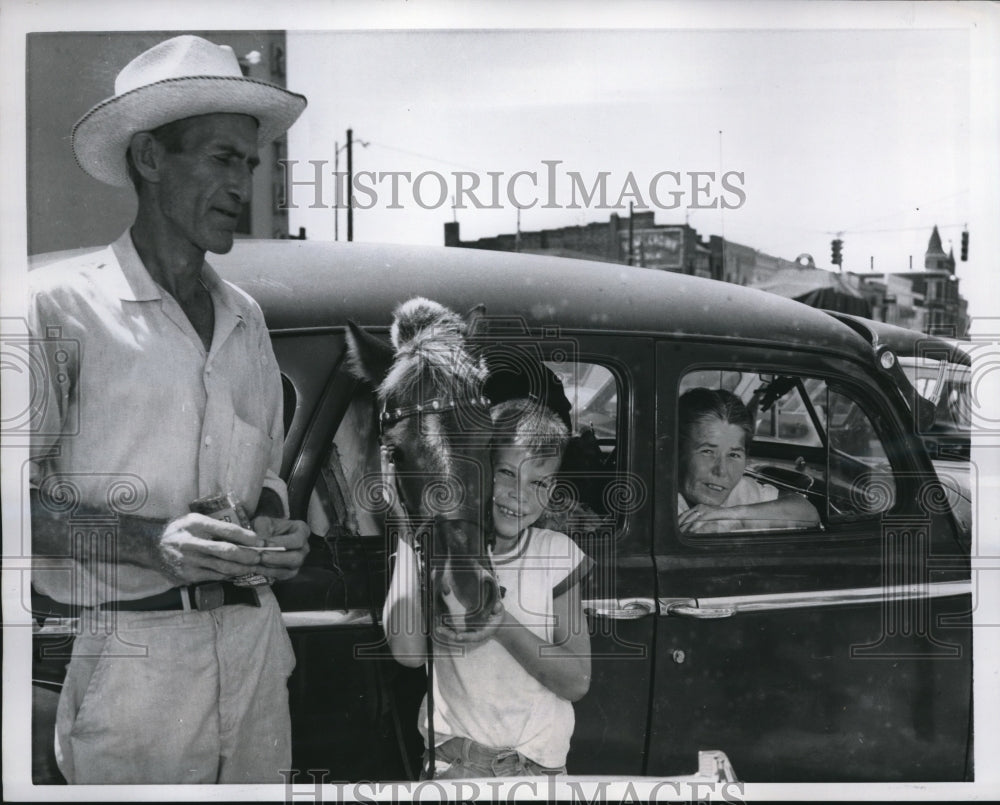 1959 Press Photo Mr. and Mrs. M.L. Lyon with Stephen Schlansky holding Mac - Historic Images