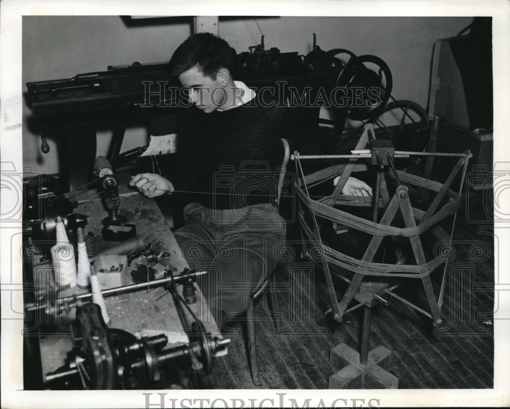 1942 Press Photo Peter Heneage winding a skein of yarn onto a plug - Historic Images