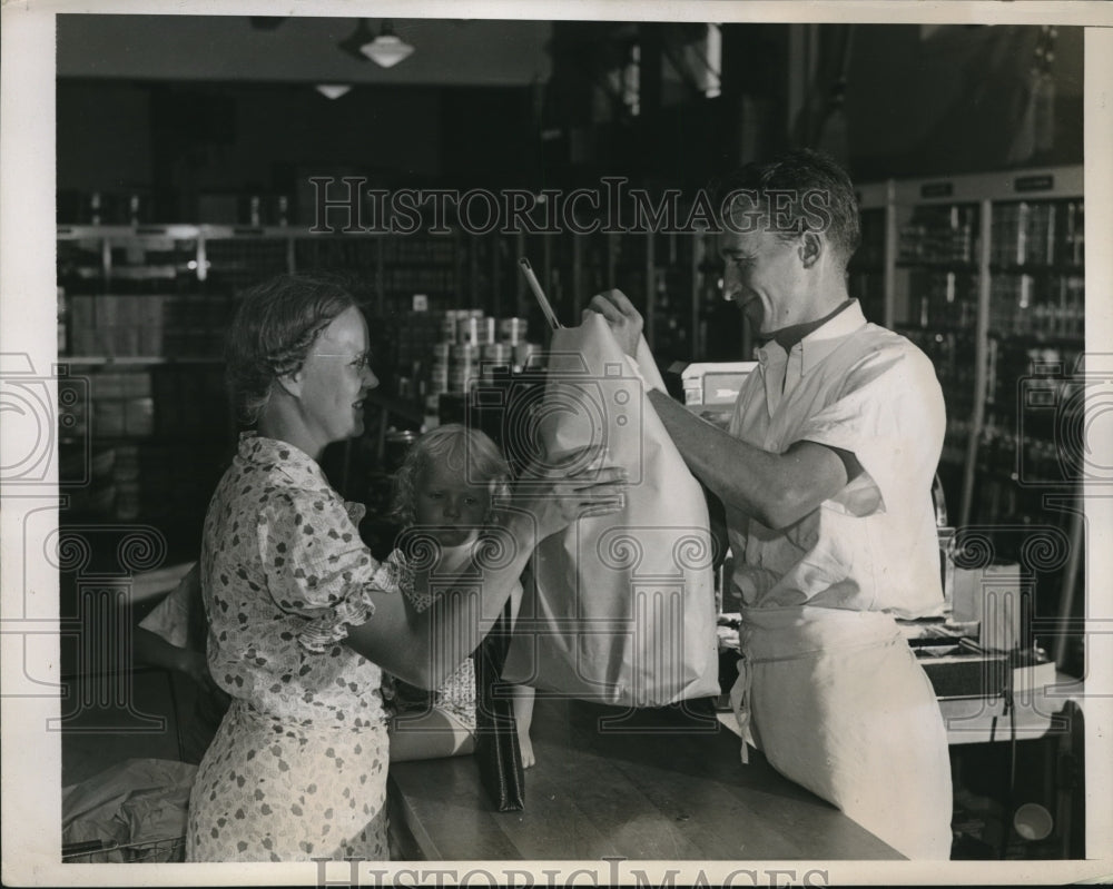 1938 Press Photo Mrs. E.E.Hortsman with her daughter, Helen at the grocery store - Historic Images