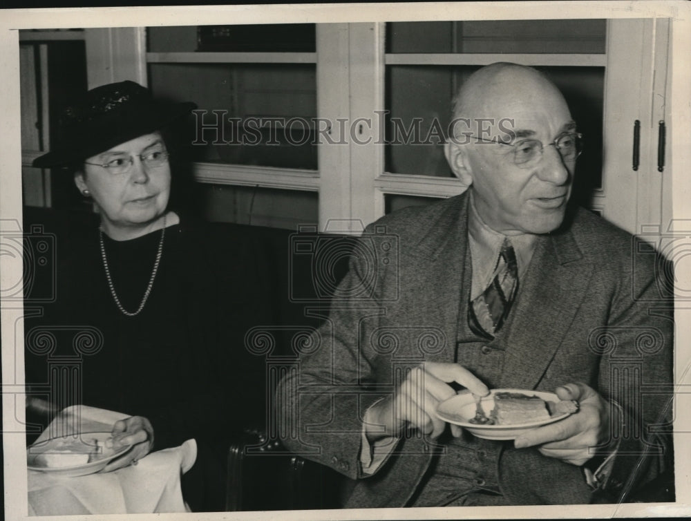 1939 Press Photo Dr. Victor G. Heiser at the luncheon meeting - Historic Images