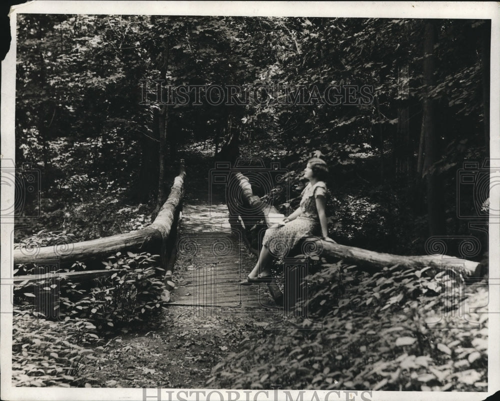 1931 Press Photo Betty Jane Hawitt at the Natural Bridge near Trailside Museum - Historic Images