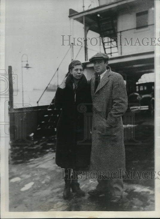 1933 Press Photo Crossing Back & Forth to see his Beloved - Historic Images
