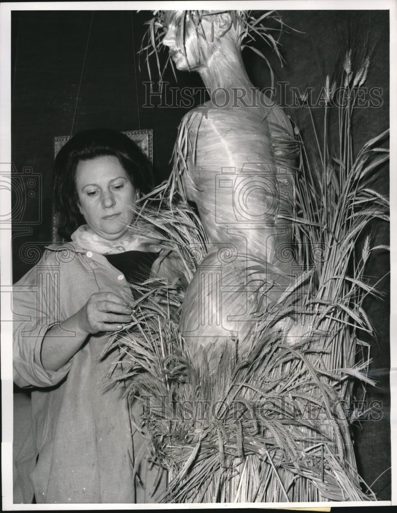 1963 Press Photo Janine Janey create Statue of Ceres of straw, reeds &amp; grass - Historic Images