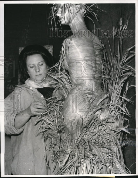 1963 Press Photo Janine Janey create Statue of Ceres of straw, reeds & grass - Historic Images