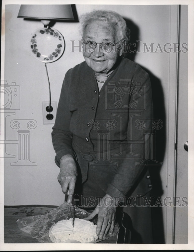 1955 Press Photo Mrs Isabella Young cutting pie - Historic Images