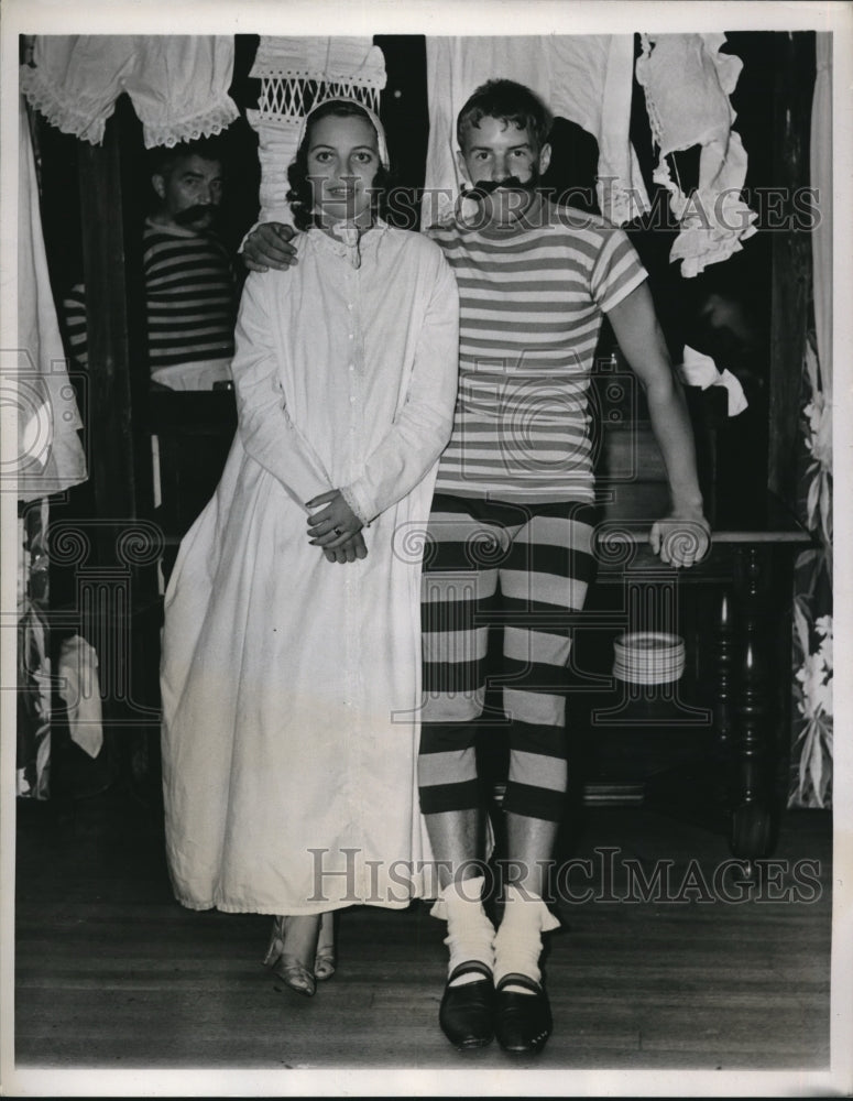 1939 Press Photo Mary Louise Kavanaugh poses with Joe Anderson, her escort - Historic Images