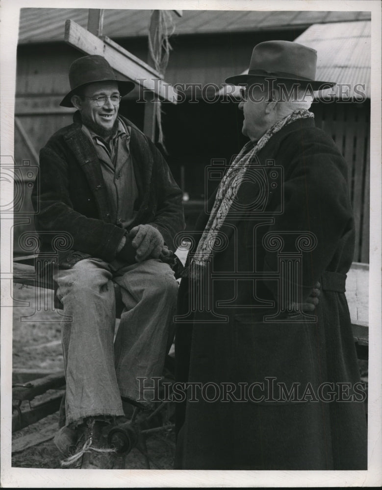 1947 Press Photo Andy Yoker, talks to his attorney, Charles E. Jones, about- Historic Images