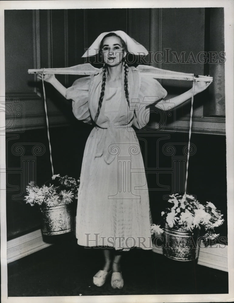 1934 Press Photo Mrs. Austin Hancock, Jr. in a Dutch flower girl costume - Historic Images