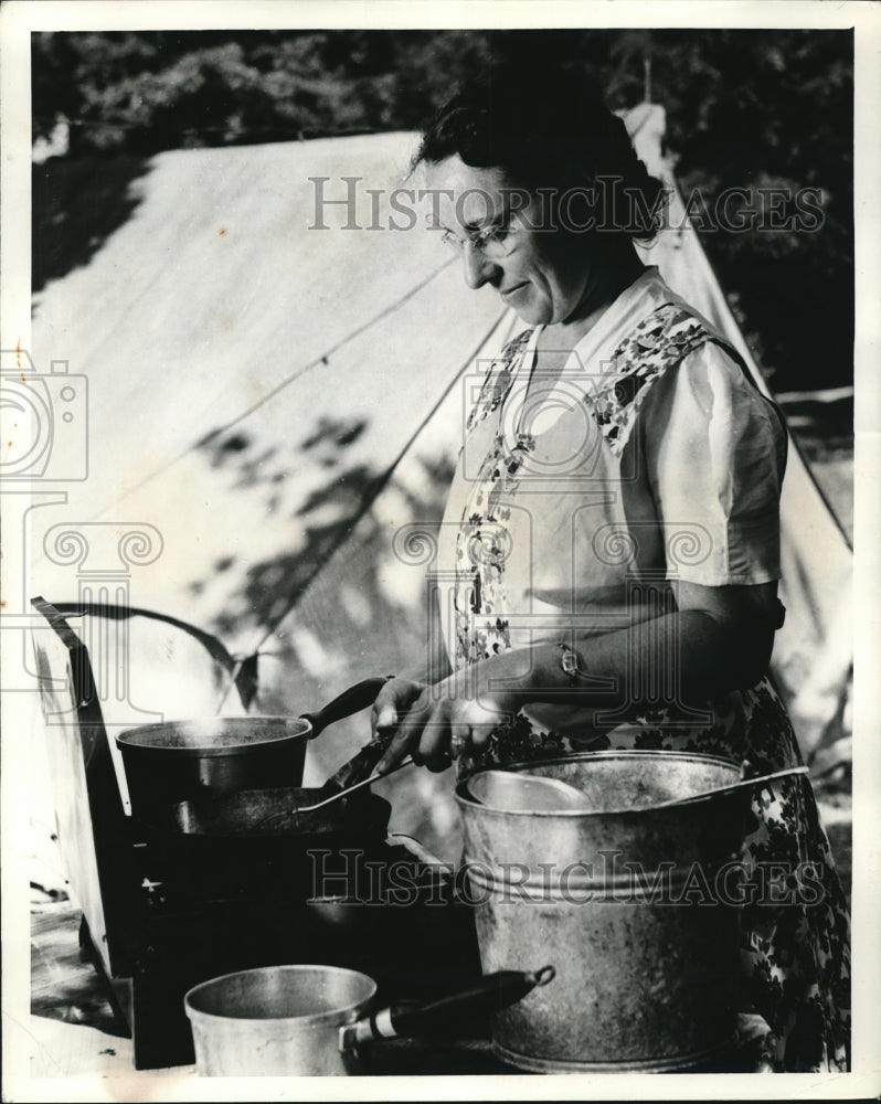 1941 Press Photo Mrs. R.H. Hunter cooking a meal on a gasoline stove - Historic Images