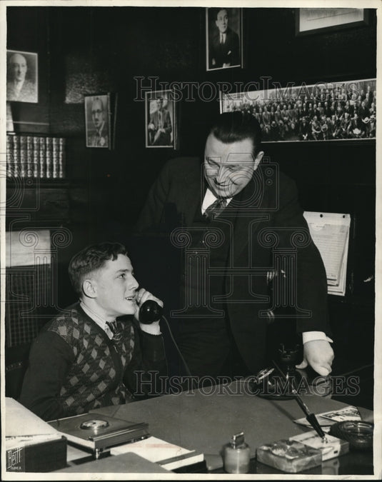 1939 Press Photo Stanley Hatgas speaking to Mickey Rooney - Historic Images