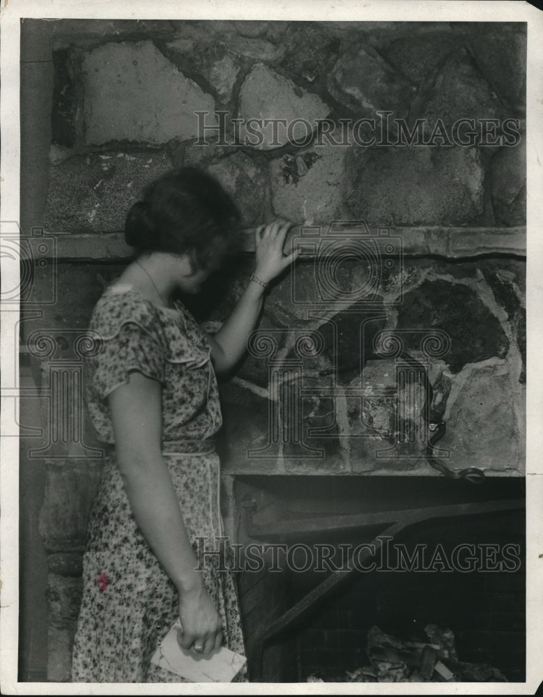 1931 Press Photo Betty Jane Harwitt looking at a skake climbing on a wall - Historic Images