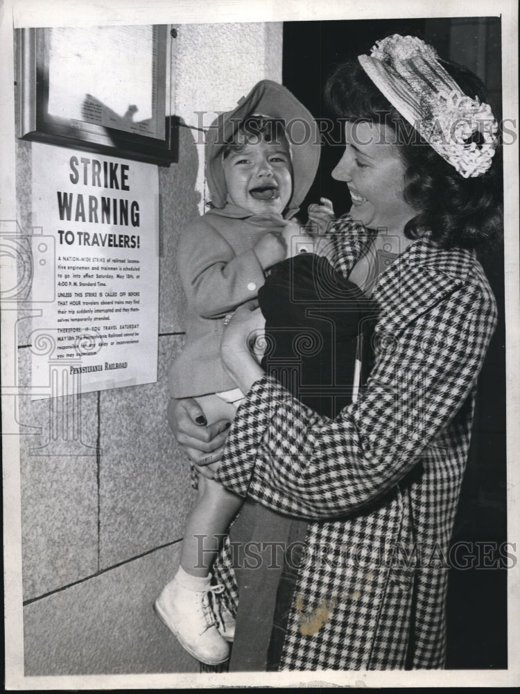 1946 Press Photo Brenda Santo shouts her displeasure after reading a sign - Historic Images