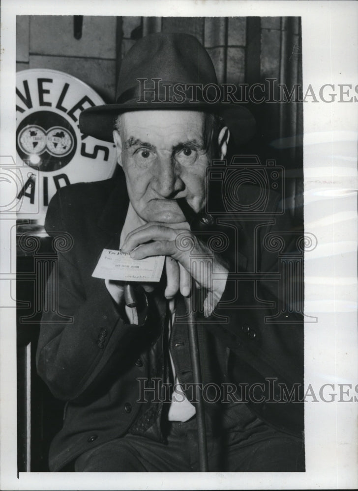 1950 Press Photo James Stewart leans unhappily on his cane - Historic Images