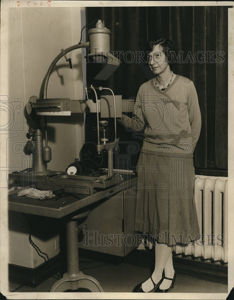 1931 Press Photo Elizabeth Stark with a Perimeter - Historic Images