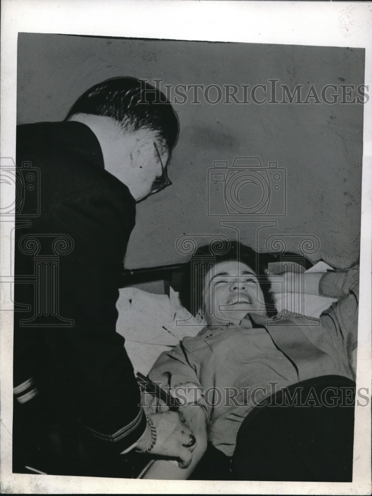 1944 Press Photo Corp. Marie Sayre 1,500th Donor of Blood to Red Cross - Historic Images